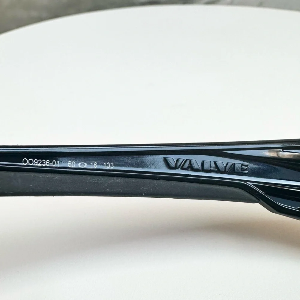 🕶️OAKLEY 🕶️ Valve Black Sunglasses OO9236